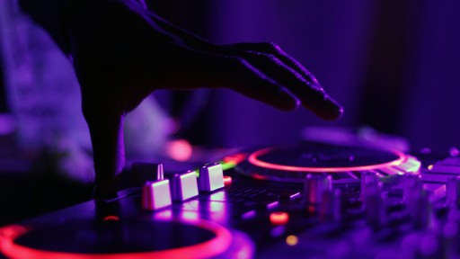 Foto: Ein DJ am DJ-Pult (pixabay.com/Pexels)