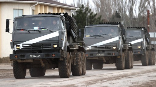 Militrätrucks auf dem Weg zur ukrainischen Grenze. (Foto: IMAGO / ITAR-TASS)