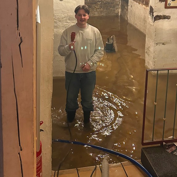 Bild: Interview zum Hochwasser im Old Murphy's