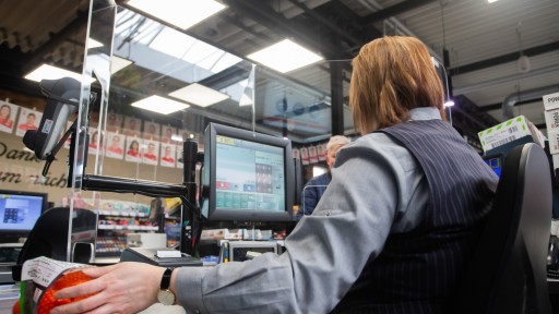 Foto: Kassiererin an einer Supermarkt-Kasse (Tom Weller/dpa)