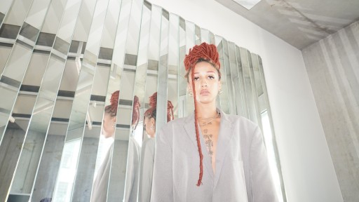 Foto: Sängerin Chuala vor einer Spiegelwand