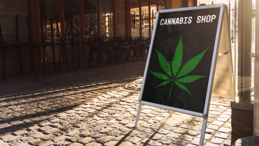 Schild eines Cannabis-Shops