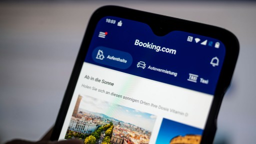 Foto: Auf einem Smartphone ist die App des Reiseportals Booking.com zu sehen